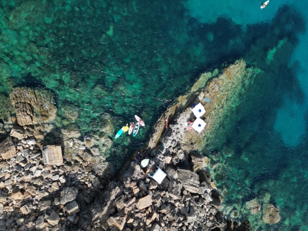 Kayak dans une eau turquoise