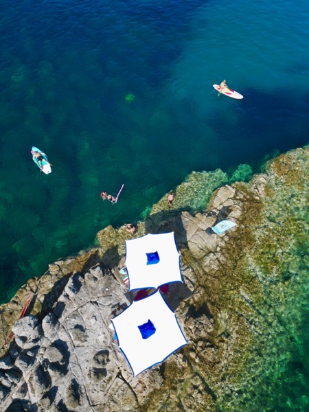 Kayaks et paddles dans la crique